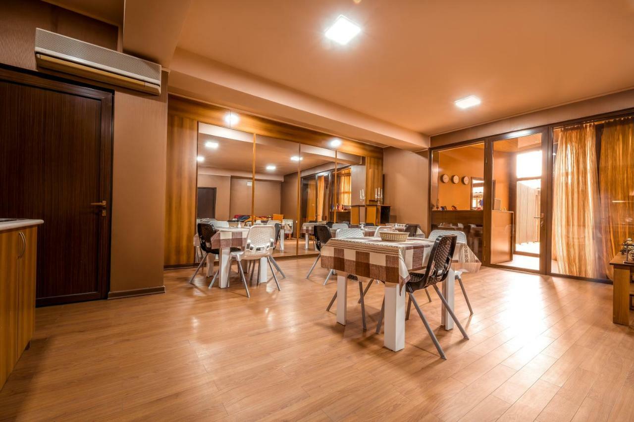 Aygestan Hostel Yerevan Bagian luar foto